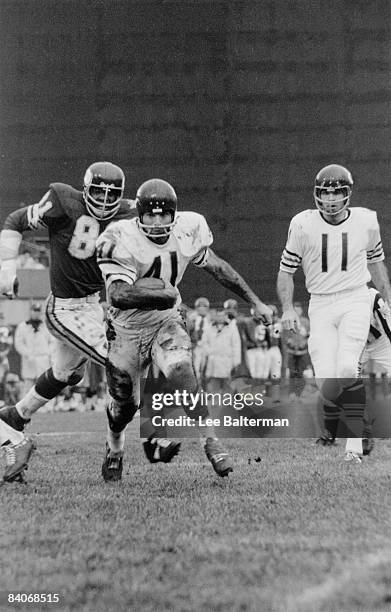 Brian Piccolo of the Chicago Bears runs with the ball against the Minnesota Vikings on November 2, 1969 at Wrigley Field in Chicago, Illinois....