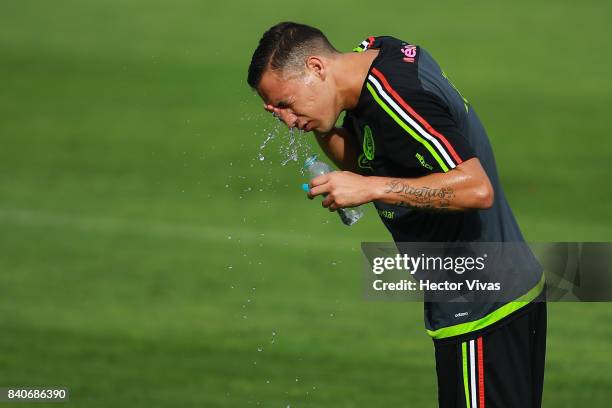 Jesus Dueñas of Mexico cools off during a training session at Centenario Stadium on August 28, 2017 in Cuernavaca, Mexico.