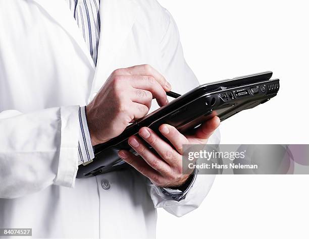 doctor writing in an electronic notepad - scribe fotografías e imágenes de stock