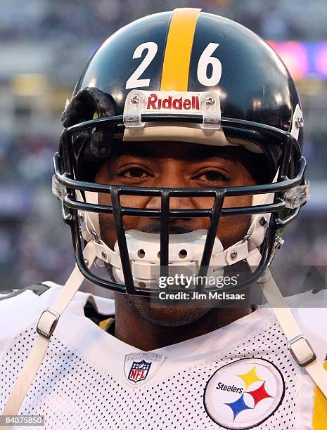 Deshea Townsend of the Pittsburgh Steelers looks on against the Baltimore Ravens on December 14, 2008 at M&T Bank Stadium in Baltimore, Maryland. The...