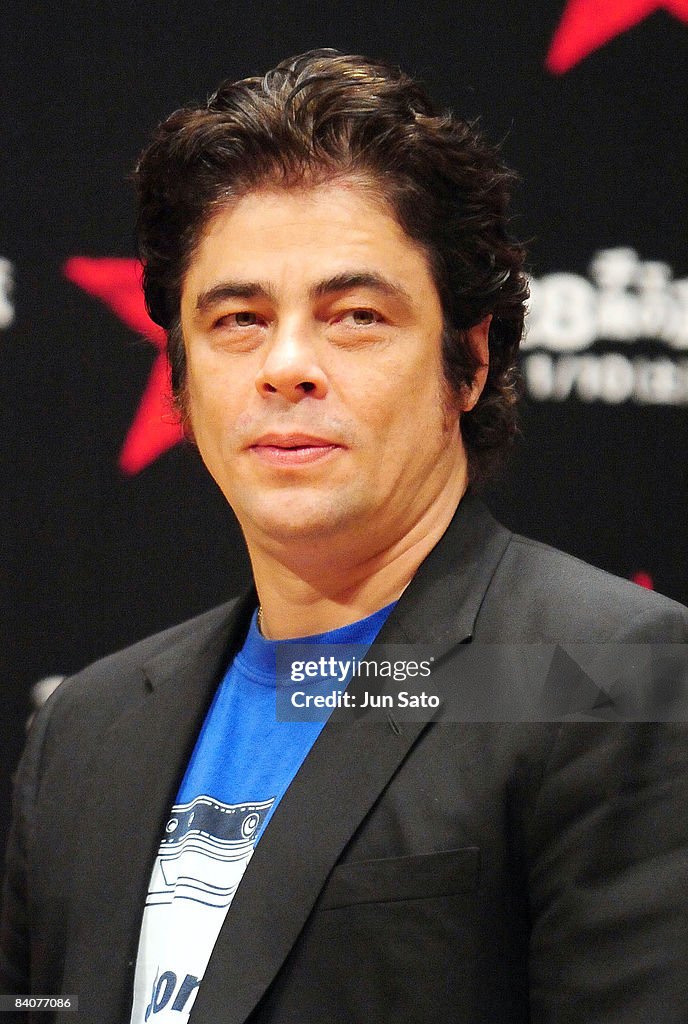 Benicio Del Toro promotes "Che" At Meiji University