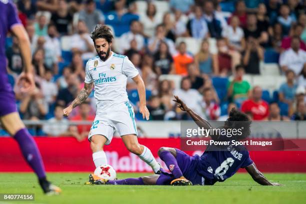 Isco Alarcon of Real Madrid fights for the ball with Carlos Sanchez of ACF Fiorentina during the Santiago Bernabeu Trophy 2017 match between Real...