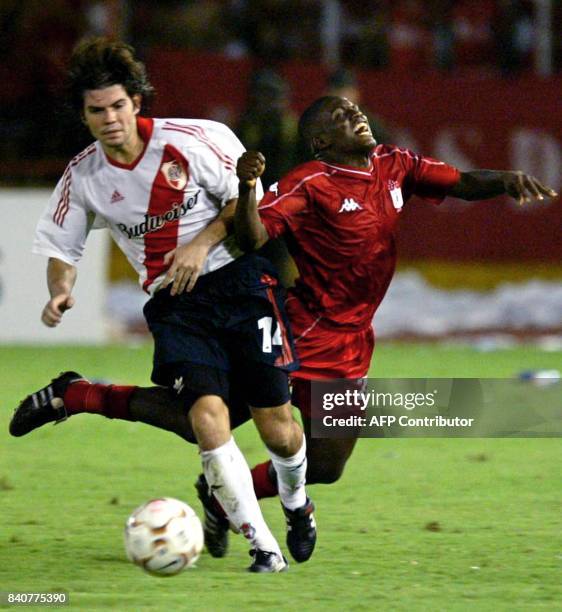 Leonardo Fabio Moreno del América de Cali cae tras la falta de Ariel Garcé de River Plate de Argentina, en el estadio Pascual Guerrero de Cali,...