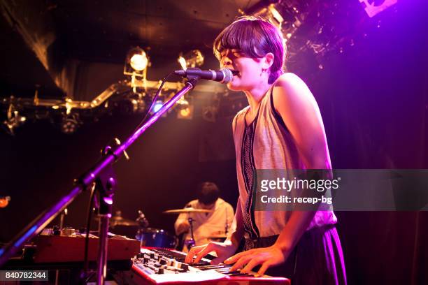 vrouw elektronische toetsenbord bespelen op live event - popmuzikant stockfoto's en -beelden