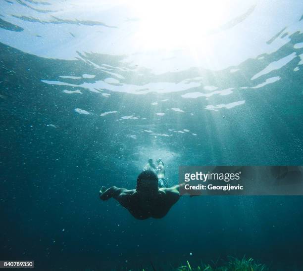 verkennen onder water - diving into water stockfoto's en -beelden
