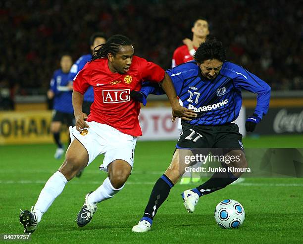 Anderson of Manchester United and Hideo Hashimoto of Gamba Osaka compete for the ball during the FIFA Club World Cup semi final match between...