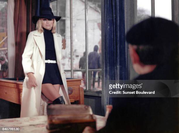 Mireille Darc on the set of Elle boit pas, elle fume pas, elle drague pas mais... Elle cause directed by Michel Audiard/ Film Gaumont