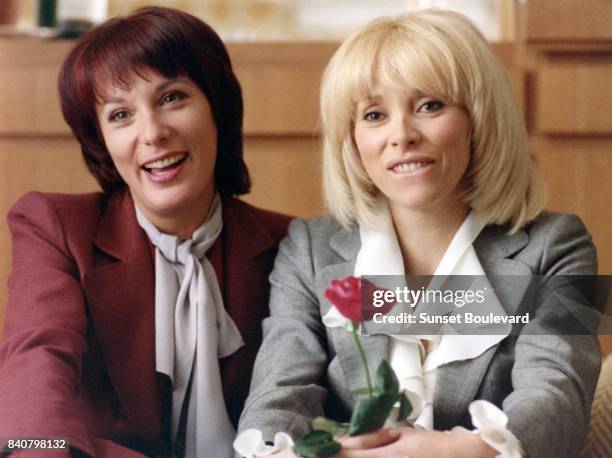 Mireille Darc and Bernadette Lafont on the set of L'ordinateur des pompes funèbres 1976 directed by Gerard Pires/ Lira Films / Produzioni Atlas...