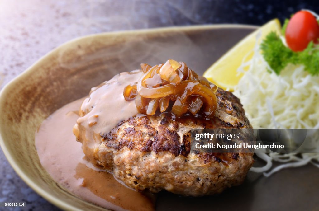 Hamburger-Steak im japanischen Stil oder Hambagu.