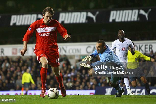 Artem Dzuba of Spartak rounds Heurelho Gomes of Spurs to score his team's second goal during the UEFA Cup Group D match between Tottenham Hotspur and...