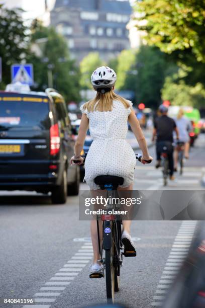 ung kvinna på cykel, trafik i bakgrunden - stureplan bildbanksfoton och bilder