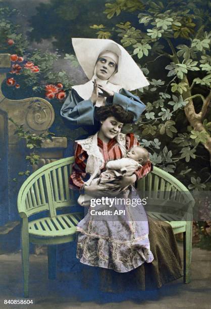 Religieuse avec une jeune maman et son bébé dans un parc.