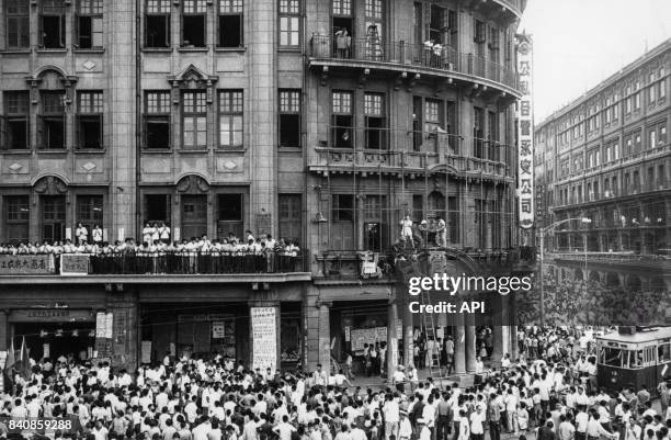 Ouvriers et Gardes rouges remplacent l'enseigne d'un magasin le 3 octobre 1966 à Shanghai, Chine.