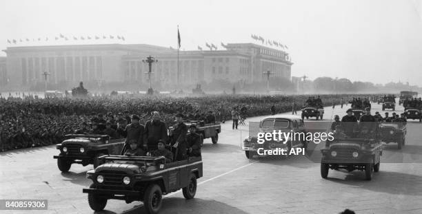 Mao défile debout sur une jeep au milieu des Gardes rouges le 11 novembre 1966 à Pékin, Chine.