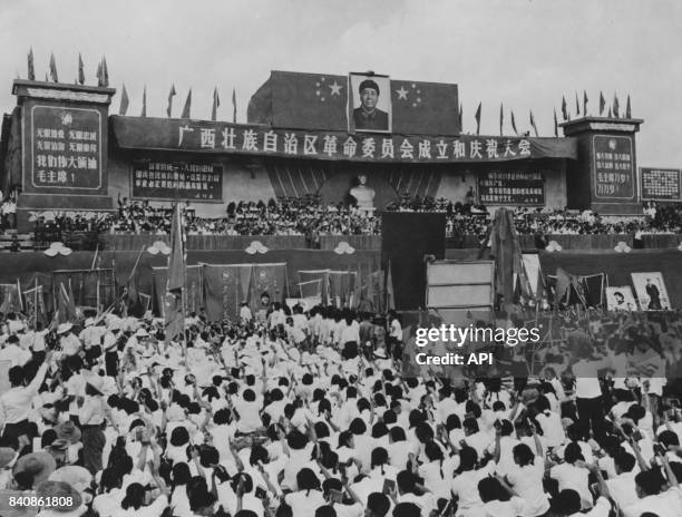 Rassemeblement à Nannning pour célébrer l'inauguration du Comité révolutionnaire de la région autonome de Guangxi le 17 septembre 1968, Chine.