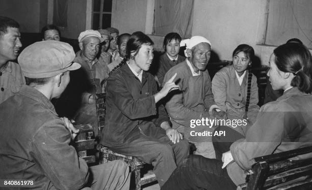 Cadres et paysans du village de Dazhai soutiennet le projet de construire une salle commémorative à la mémoire de Mao le 21 octobre 1976, Chine.