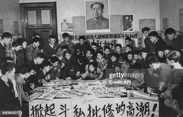 Gardes rouges préparant des dazibaos défendant la pensée de Mao... News ...