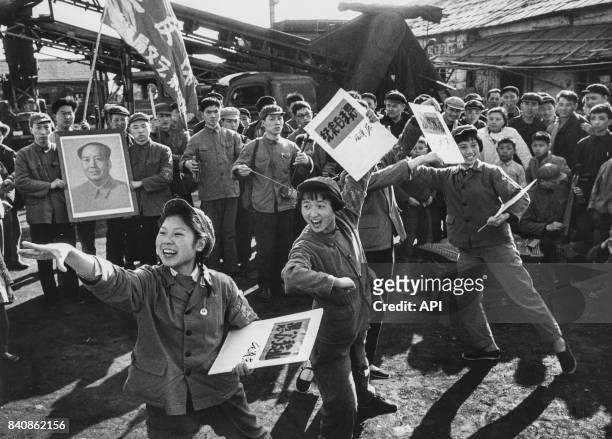Gardes rouges animant un théatre de rue aux thèmes révolutionnaires le 23 mai 1967 à Shanghai, Chine.