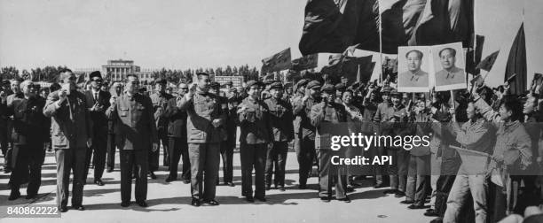 Chaleureux accueil des deux diplomates expulsés d'Indonésie en présence de Zhou Enlai lors de leur arrivée à l'aéroport de Pékin le 1er mai 1967,...