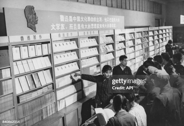 Ouvriers, paysans, soldats et cadres achetant des livres de l'écrivain Lu Xun dans une libraire Xinhua le 19 octobre 1976, Chine.