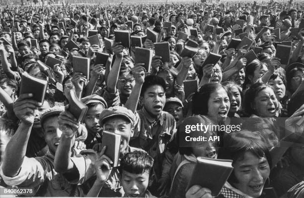 Gardes rouges brandissant le Petit Livre rouge en criant 'Longue vie au président Mao' le 7 décembre 1967 à Pékin, Chine.