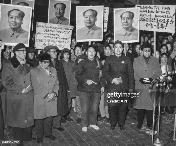 Accueil chaleureux à Pékin d'un étudiant indonésien expulsé d'Union soviétique le 17 février 1967, Chine.