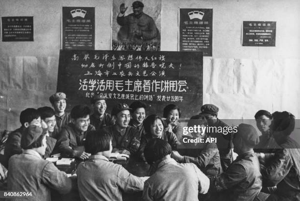 Gardes rouges et soldats se réunissent pour étudier la pensée de Mao le 25 mai 1967 à Shanghai, Chine.