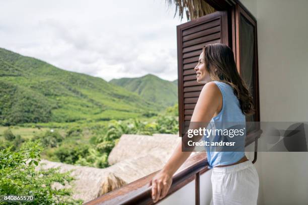 frau unterwegs und genießen die aussicht vom hotel - hostel room stock-fotos und bilder