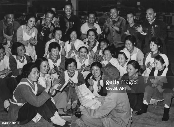 Ouvriers de l'usine de teinture de Pékin soutiennent la Révolution culturelle le 10 octobre 1967, Chine.