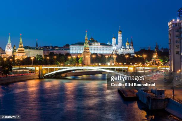 view of kremlin palace and red square after sunset in moscow - roter platz stock-fotos und bilder