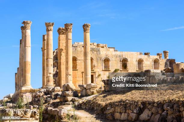 side view of temple of zeus in jerash, ancient roman site in jordan - jerash stock pictures, royalty-free photos & images