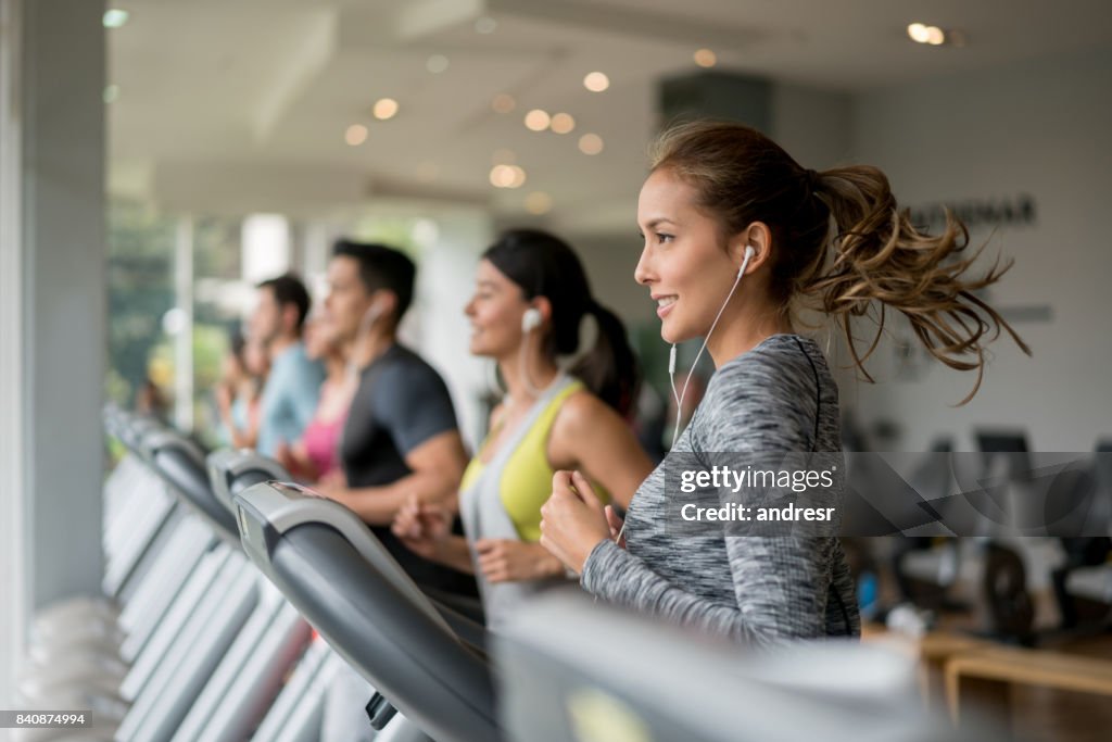Schöne Frau im Fitnessstudio laufen auf einem Laufband trainieren