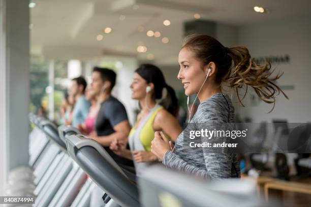 bella donna che si allena in palestra correndo su un tapis roulant - fitness center foto e immagini stock