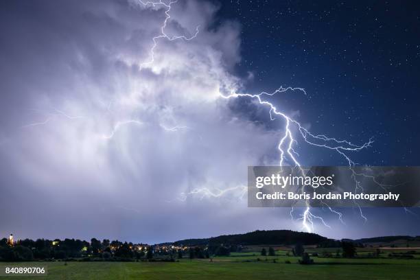 out of the blue - tormenta tiempo atmosférico fotografías e imágenes de stock