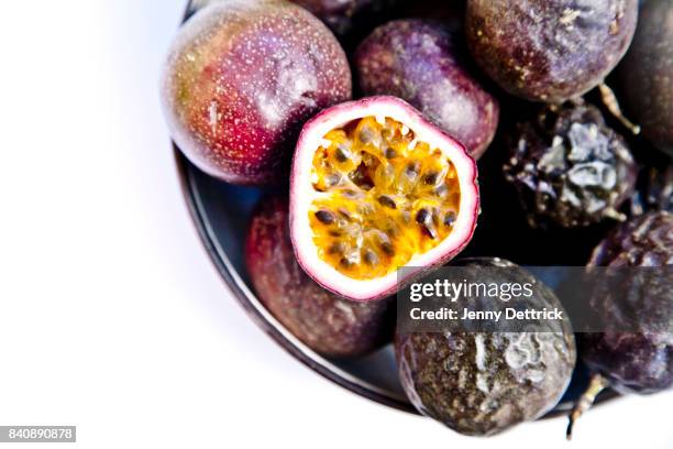 bowl of passionfruit - passievrucht stockfoto's en -beelden