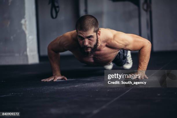 athlète faisant push-ups - entraînement croisé photos et images de collection