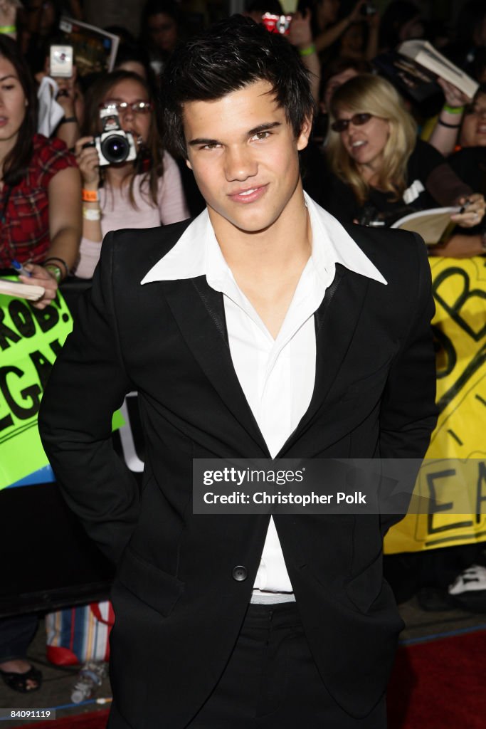 "Twilight" Los Angeles Premiere - Arrivals