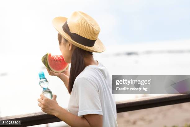 joven mujer sosteniendo la sandía y la sidra - japanese girls hot fotografías e imágenes de stock