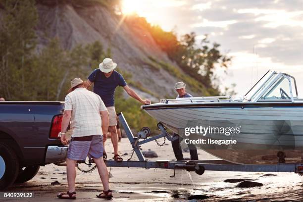 actividades de fin de semana entre hermanos seniors - embarcación-marina fotografías e imágenes de stock
