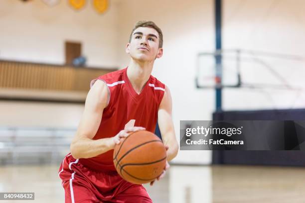 faire vos lancers - basket ball masculin photos et images de collection