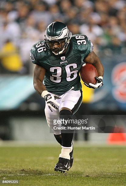Running back Brian Westbrook of the Philadelphia Eagles carries the ball during a game against the Cleveland Browns on December 15, 2008 at Lincoln...