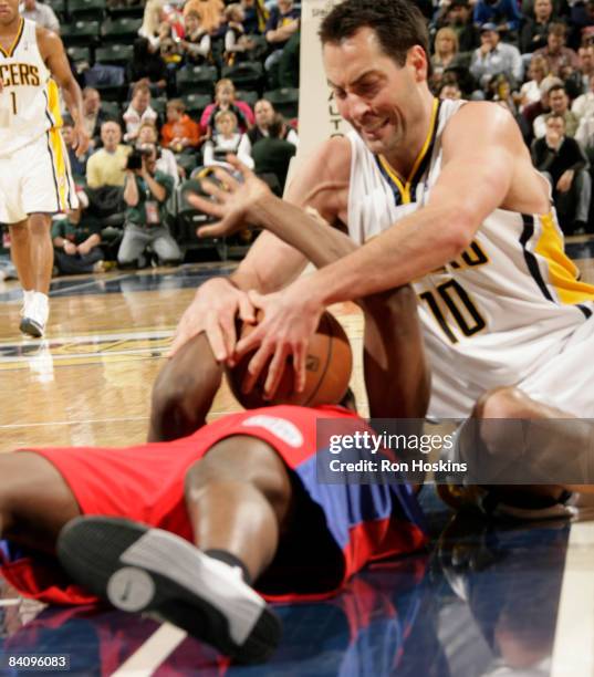 Jeff Foster of the Indiana Pacers battles Zach Randolph of the Los Angeles Clippers at Conseco Fieldhouse on December 19, 2008 in Indianapolis,...