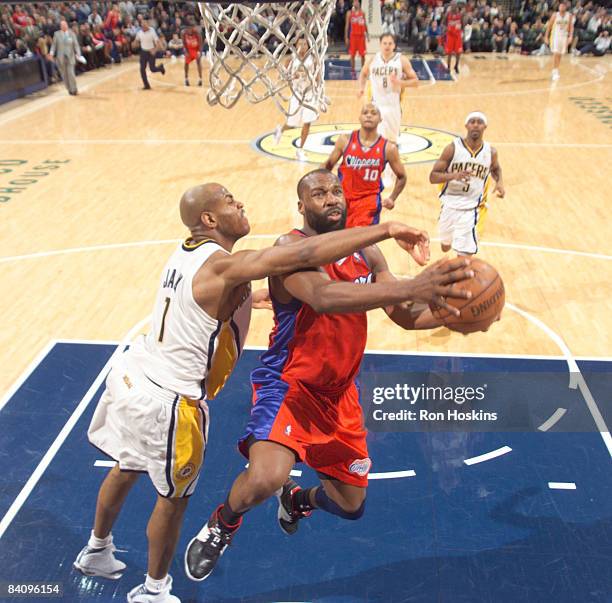 Baron Davis of the Los Angeles Clippers battles Jarrett Jack of the Indiana Pacers at Conseco Fieldhouse on December 19, 2008 in Indianapolis,...