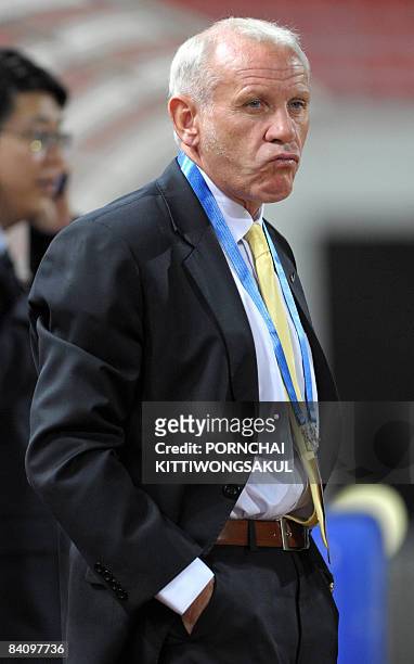 Thailand football coach, Peter Reid gestures towards players during their match against Indonesia in the AFF Suzuki Cup 2008 at the Rajamangala...