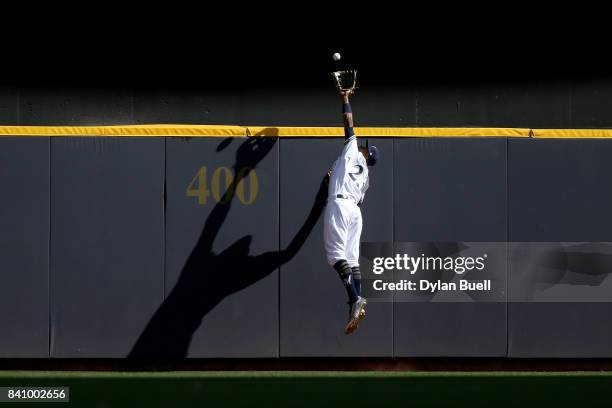 Keon Broxton of the Milwaukee Brewers catches a fly ball to end the game against the St. Louis Cardinals at Miller Park on August 30, 2017 in...