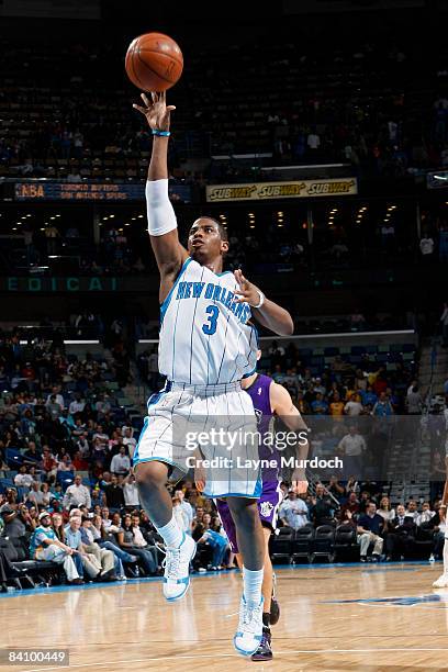 Chris Paul of the New Orleans Hornets shoots against the Sacremento Kings on December 20, 2008 at the New Orleans Arena in New Orleans, Louisiana....