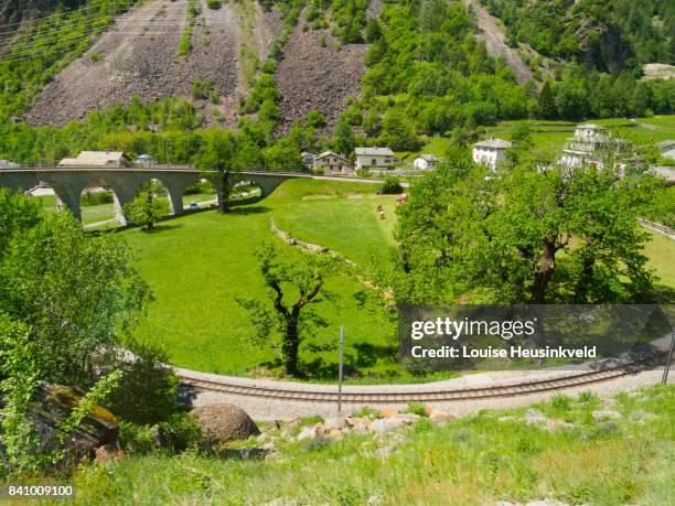 brusio circular viaduct, bernina express, switzerland - viaducto fotografías e imágenes de stock