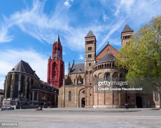 vrijthof with saint john's church and saint servatius basilica, maastricht - maastricht stockfoto's en -beelden