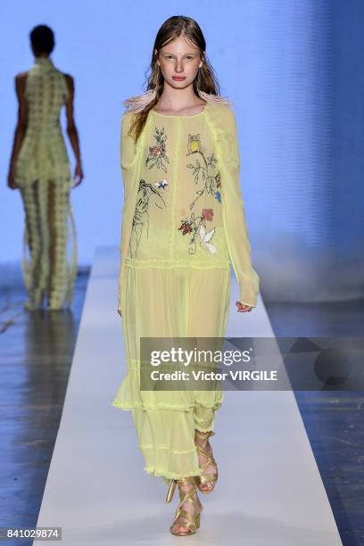 Model walks the runway during Fabiana Milazzo fashion show as part of Sao Paulo N44 Fashion Week Spring/Summer 2018 on August 28, 2017 in Sao Paulo,...