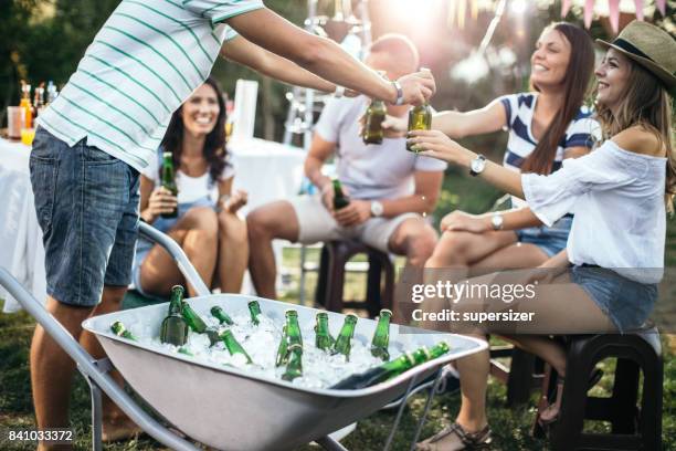 fête en plein air - beer cart photos et images de collection